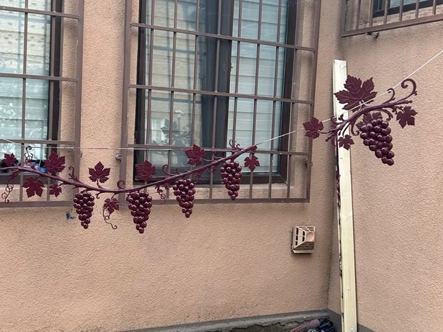 Grapevine for a wedding photo-zone arch: the assembled 3.2 m garland